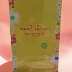 New. Sealed. Daisy Marc Jacob’s Eau So Fresh Glow