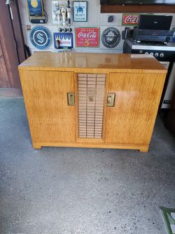 Motorola 1940's wood Tv/radio/record cabinet