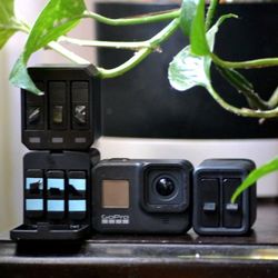 GoPro 8 (Not Working?) plus 8 batteries, no USB