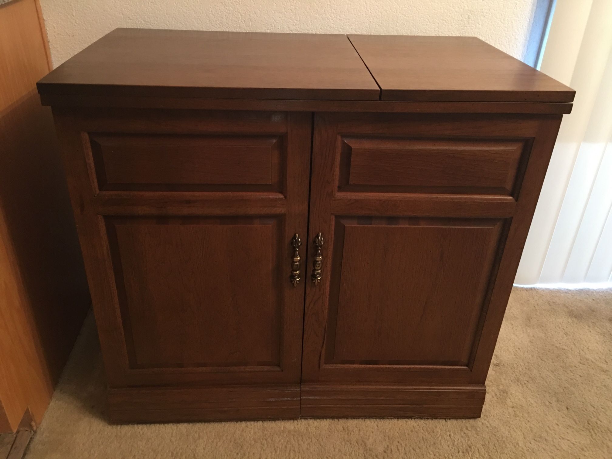 Parsons sewing cabinet with working electric lift.