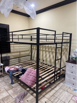 Queen Bunk bed come get it for 100$