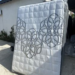 Queen  size mattress pillow top 12”  new mattress.    ☎️📲🔥(213)713-74-89.