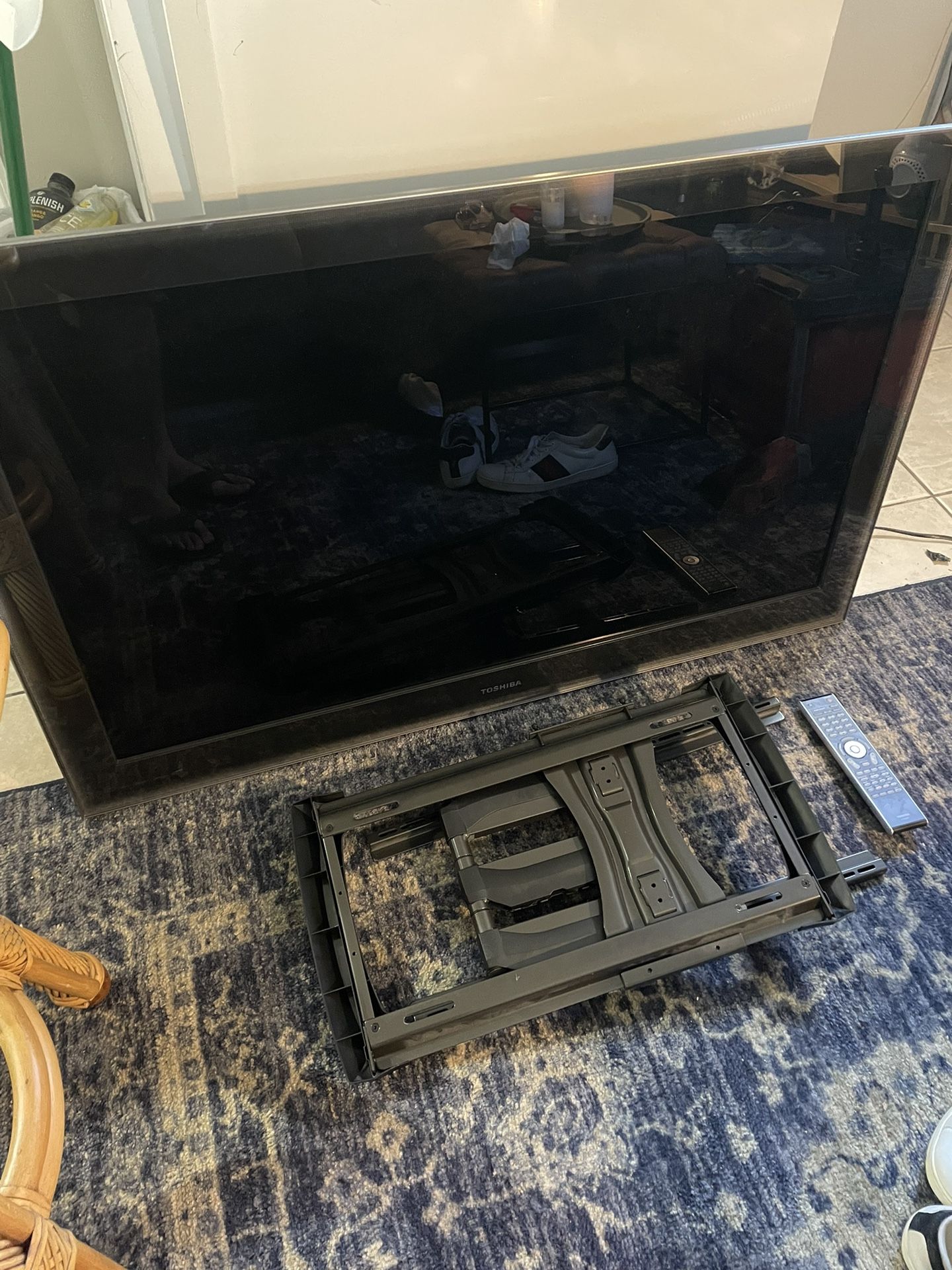 48” HDTV Toshiba TV w/ Wall Mount.