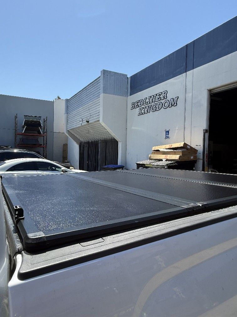 TONNEAU COVER IN STOCK FOR ALL TRUCKS, TAPADERA EN INVENTARIO PARA TODAS LAS TROCAS, BEDLINERS, SIDE STEPS, BED LINERS, TRUCK RACKS, TOOLBOXES, TAPAS