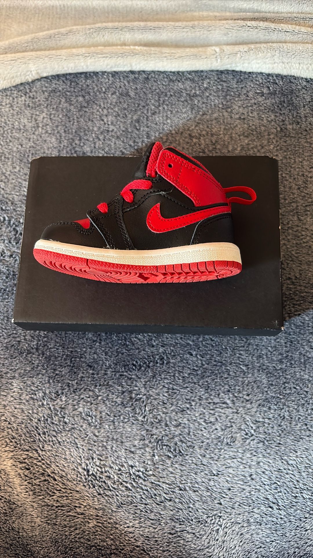 Jordan 1 Mid Size: 5c