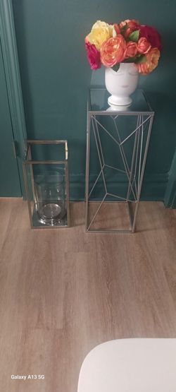 Corner table with mirror in a candle holder