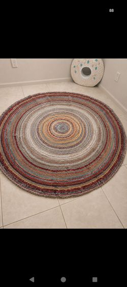 6' x 6' Round Colorful Rug – Excellent Condition