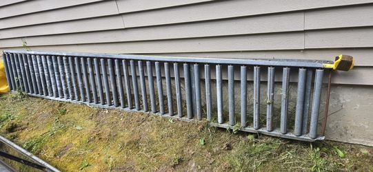 Loading ramps with rollers