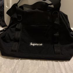 AUTHENTIC SUPREME BLACK DUFFLE MEDIUM