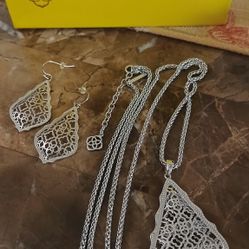 Kendra Scott  Necklace And Earrings 