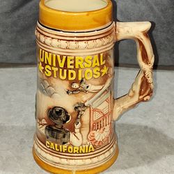 VINTAGE UNIVERSAL STUDIOS CALIFORNIA COLLECTIBLE CERAMIC STEIN / MUG WITH RIDE ATTRACTIONS ON IT