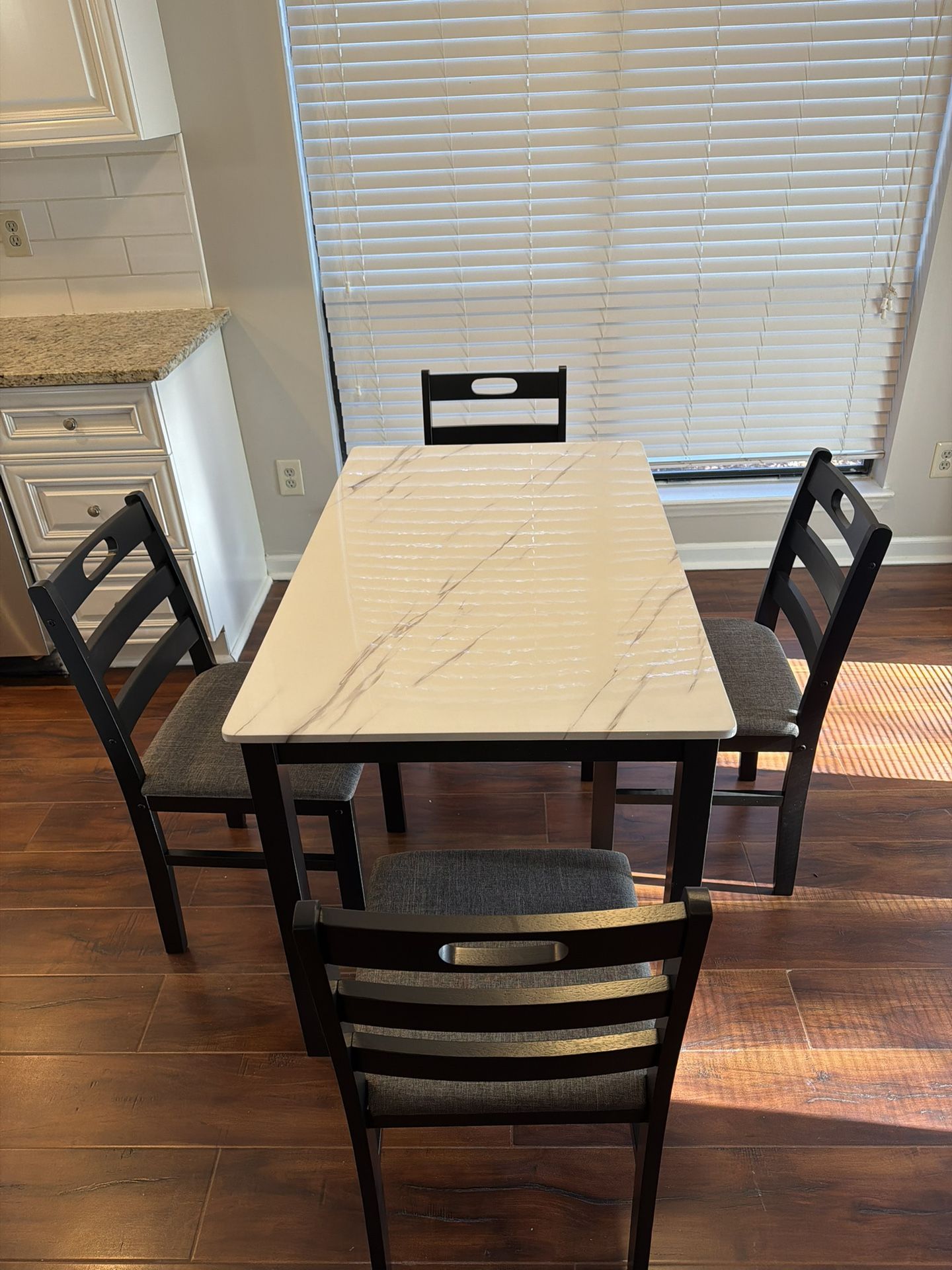 Brand New Dining Table Set for 4, Modern Farmhouse Kitchen Table Set, Faux Marble Dining Table and 4 Cushioned Chairs, Solid Rubber Wood Dining Room T