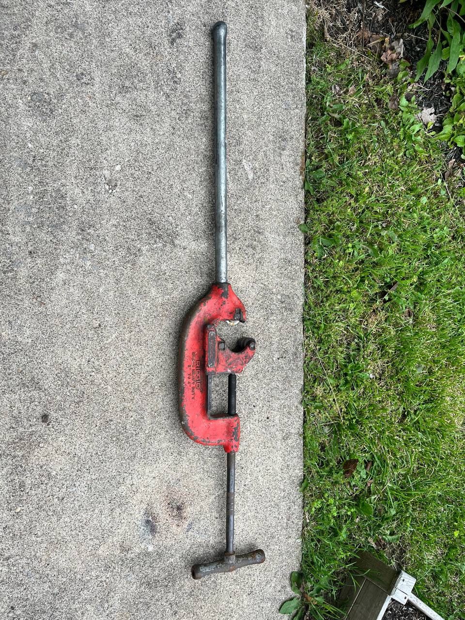 RIDGID TOOLS 32840 2"- 4" CAPACITY HEAVY-DUTY STEEL PIPE CUTTER
