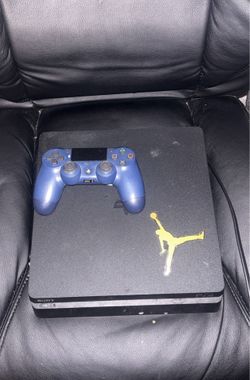*Bundle* Hisense • Roku TV PlayStation 4 w/ Two Controllers *Used* (Needs A New Hard Drive)