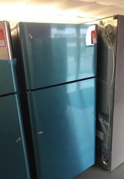 Scratch and dent Frigidaire 18 ft.³ stainless steel top and bottom refrigerator with ice maker one-year warranty