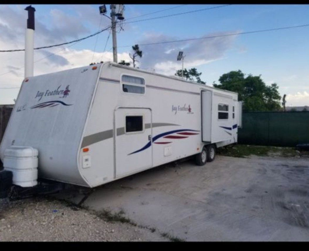 Travel trailer with 2 rooms