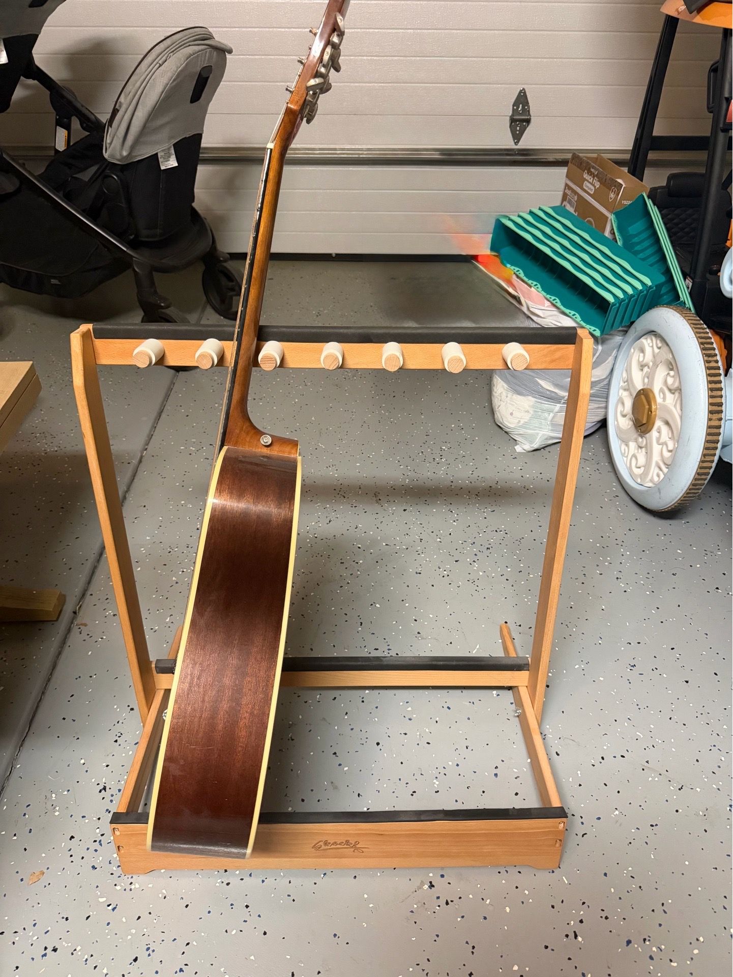 Guitar stand