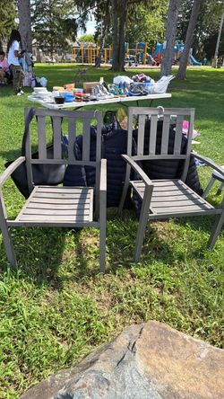 2 Metal lawn chairs