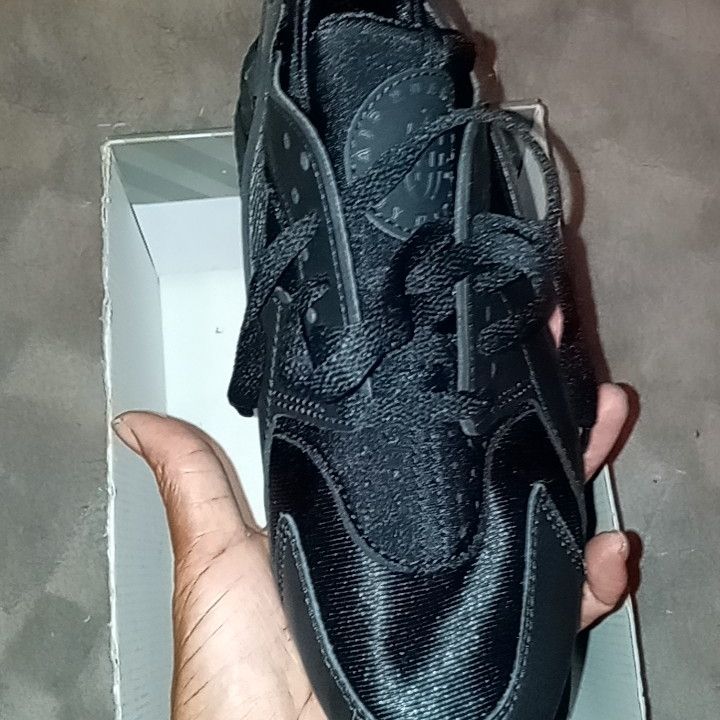 All black 🖤  Nike Air Huarrache Size 6.5 Women's 