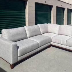 Living Spaces Sectional Couch 🛻Delivery Available🛻