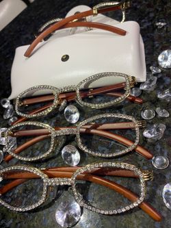 One (1) Millionaire Executive Elegant wooden frame with sparkling lab, diamond ice trim. Comes with a white protective case for secure storage. Comfor