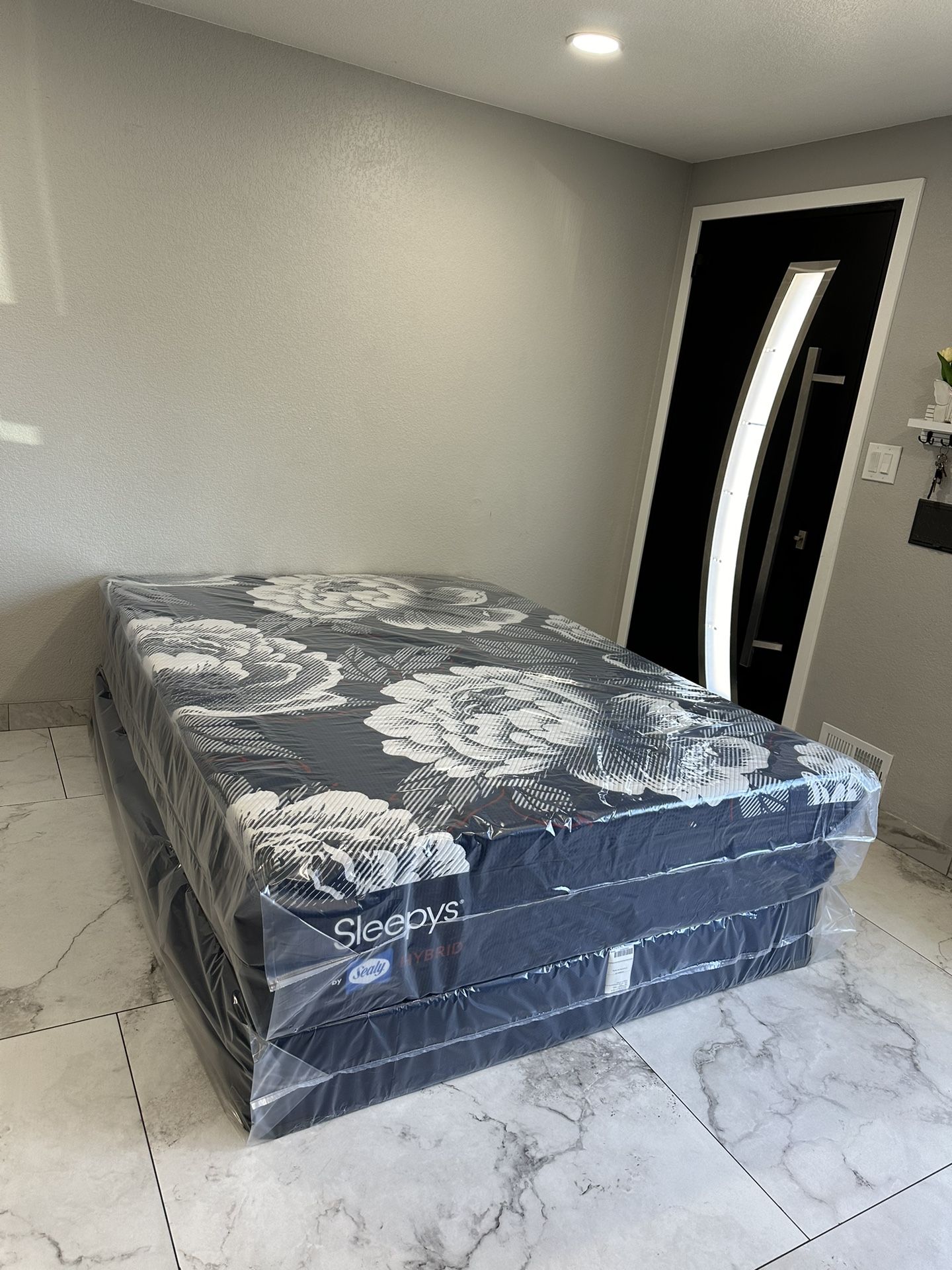 NEW ‼️QUEEN SIZE BED FREE BOXSPRING !! I Can Deliver