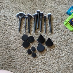 Make-up Brushes And Powder Puffs 