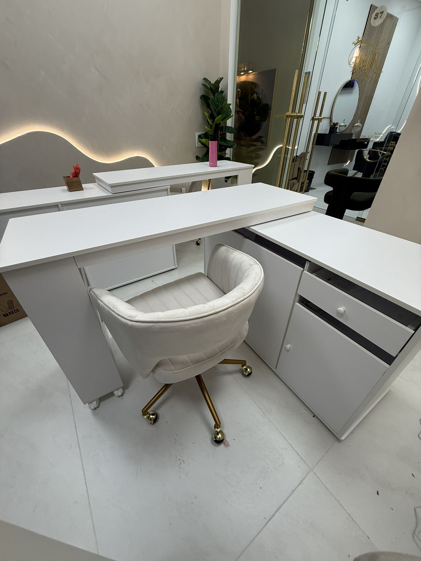 Vendo Mesa de MANICURE NEW Condition Y Ensamblada.