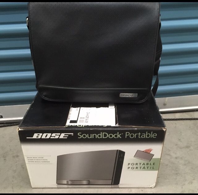 Bose SoundDock 30 Pin Portable Speaker + Leather Carrying Case.