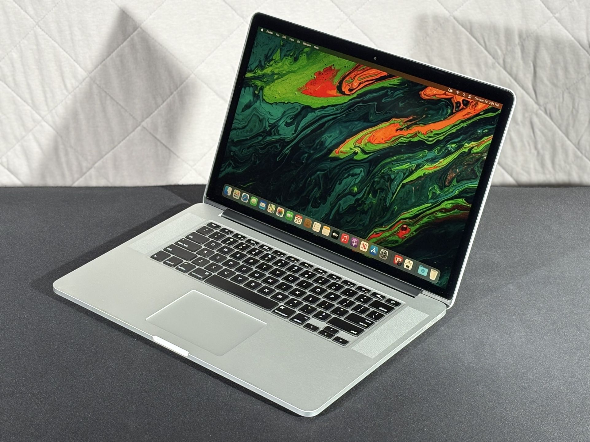 2015 MacBook PRO - (4CORE i7) 512gb SSD