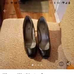 Women Worthington size 8 1/2 Heels.