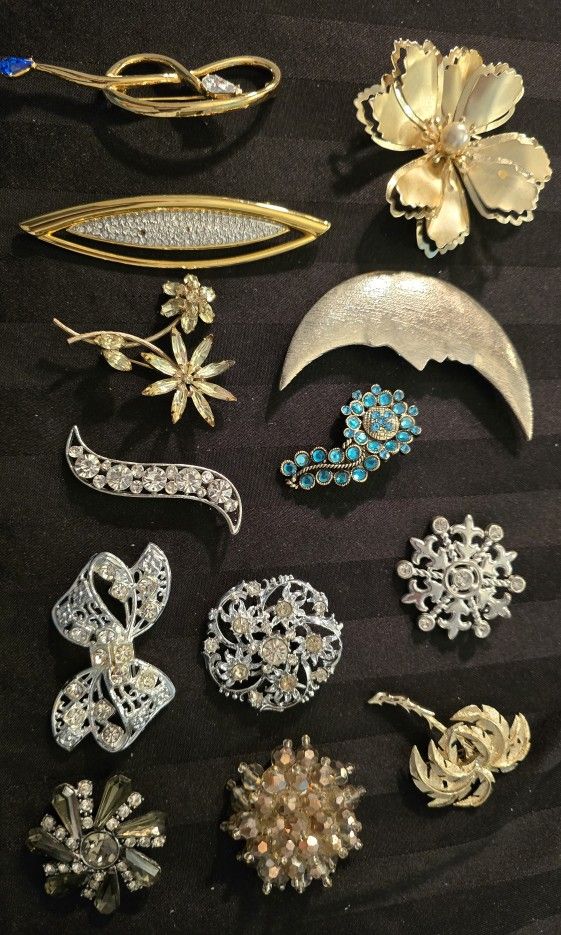 VTG. Costume Jewelry Brooch/Pins Silver & Gold Tone Bling, Bow, Flower And Moon Lot Of 13 Very Rare!