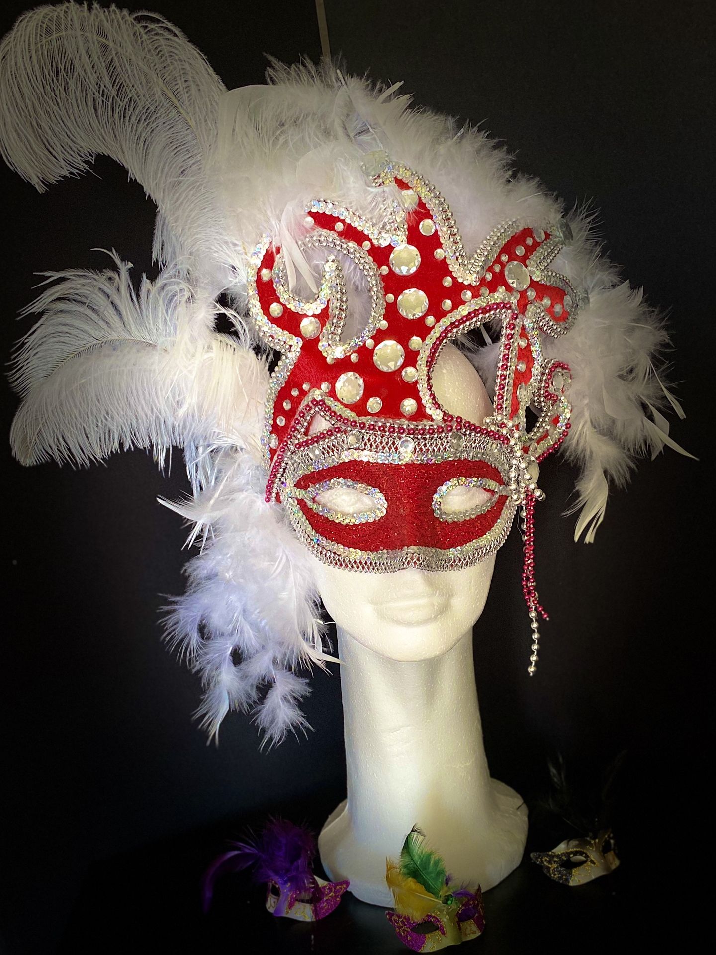 Mascaras, sombreros, tiaras, coronas hechas a mano. (Mask, hat, crown and more handcraft
