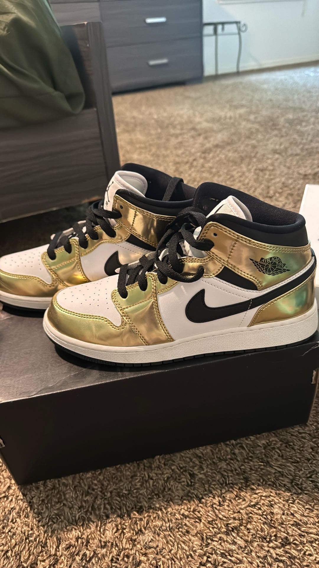 AIR JORDAN MID SE (GS) METALLIC GOLD/BLACK WHITE