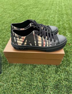 Men’s black Burberrys