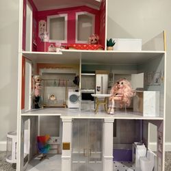 Rainbow High Wood Doll House w/ 4 rainbow high dolls and accessories.