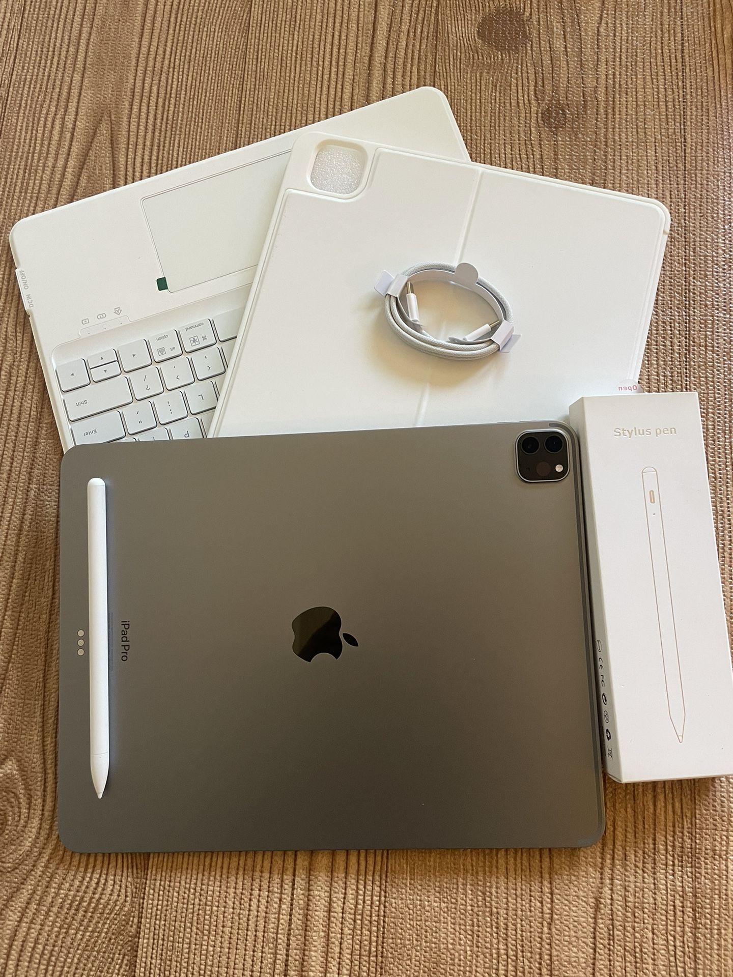 iPad Pro 12.9” (M1 chip / 2021) 5th Generation 1TB with keyboard case and pen & Accessories