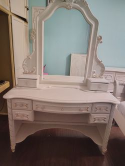 White flower design bed room set