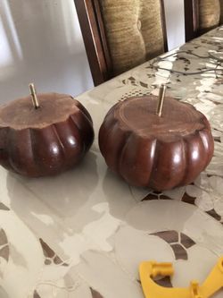 Two beautiful Rounde Couch legss Woodene , xcellent condition