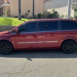 2011 Chrysler Town & Country Flex Fuel E85 Stow & Go Minivan 