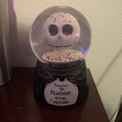 Nightmare before christmas snow globe 