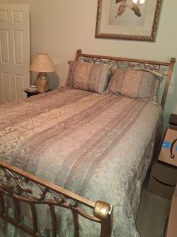 QUEEN BED