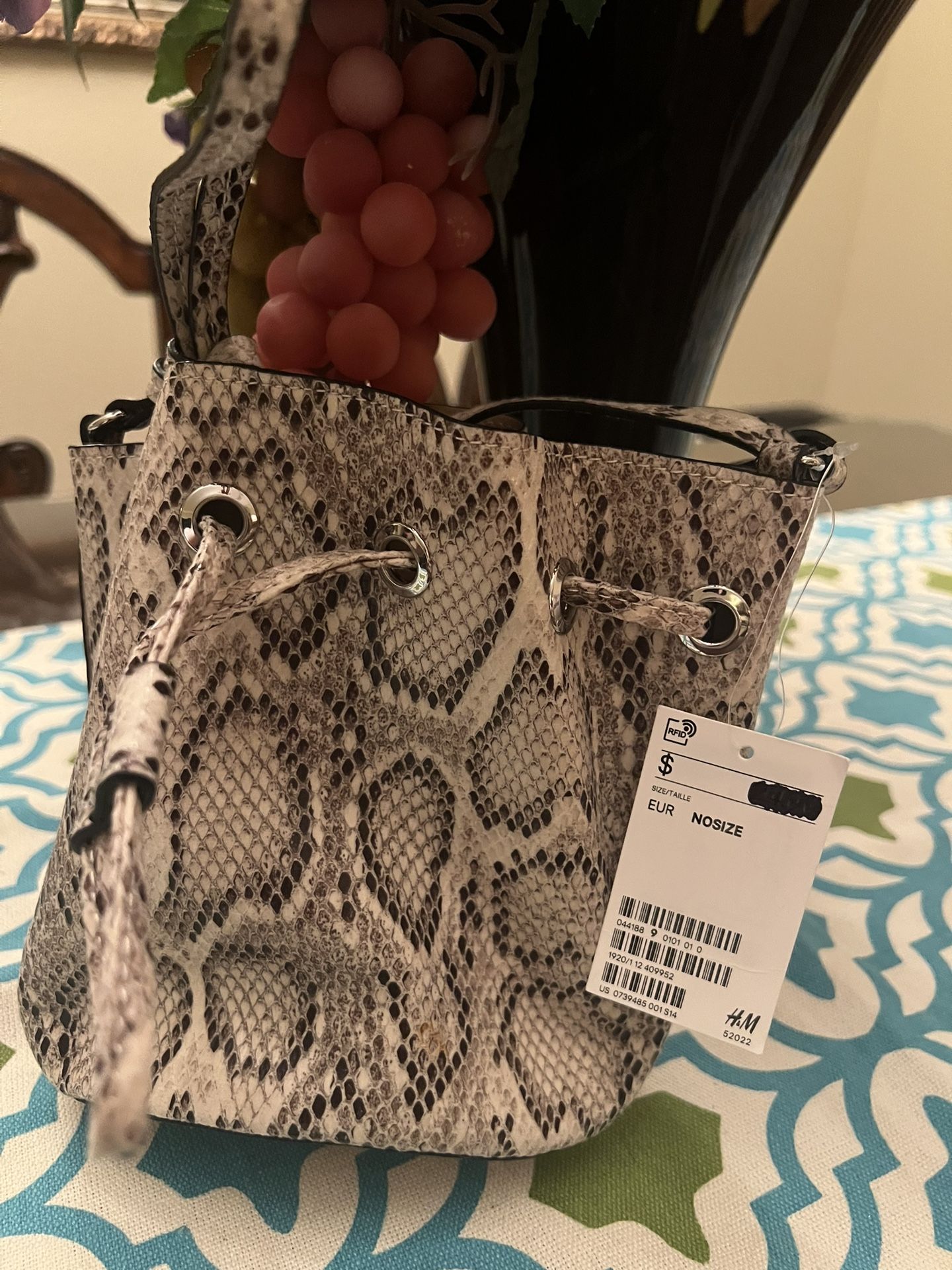 NEW. H&M POUCH PURSE.