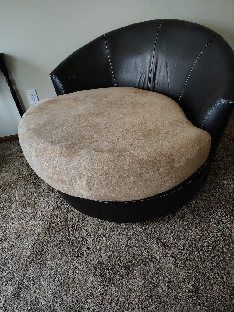 Large Swivel Chair