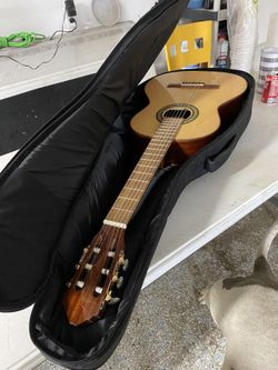 beautiful guitar like new good sound