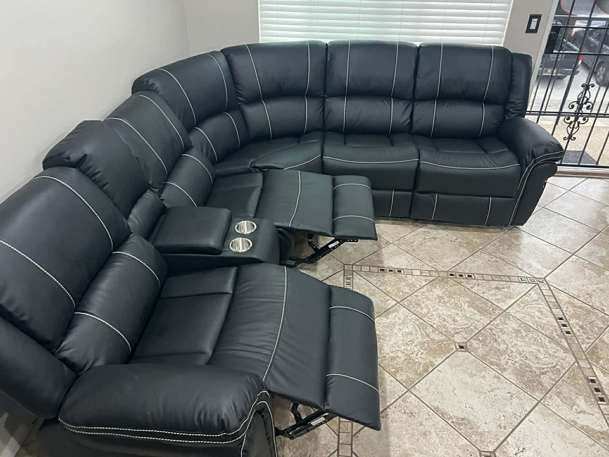 New Luxury 3 Recliner Sectional Couch / Free Delivery 
