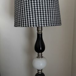 Black & white tabletop lamp