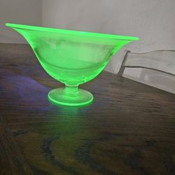 vaseline glass bowl.
Serving bowl
heavy piece.

4.5 inches tall
7 inches in diameter