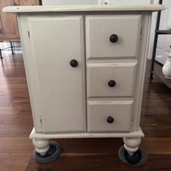 End table/Bedside table
