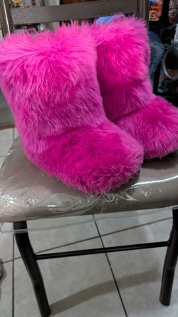 Fur boots size 6 women